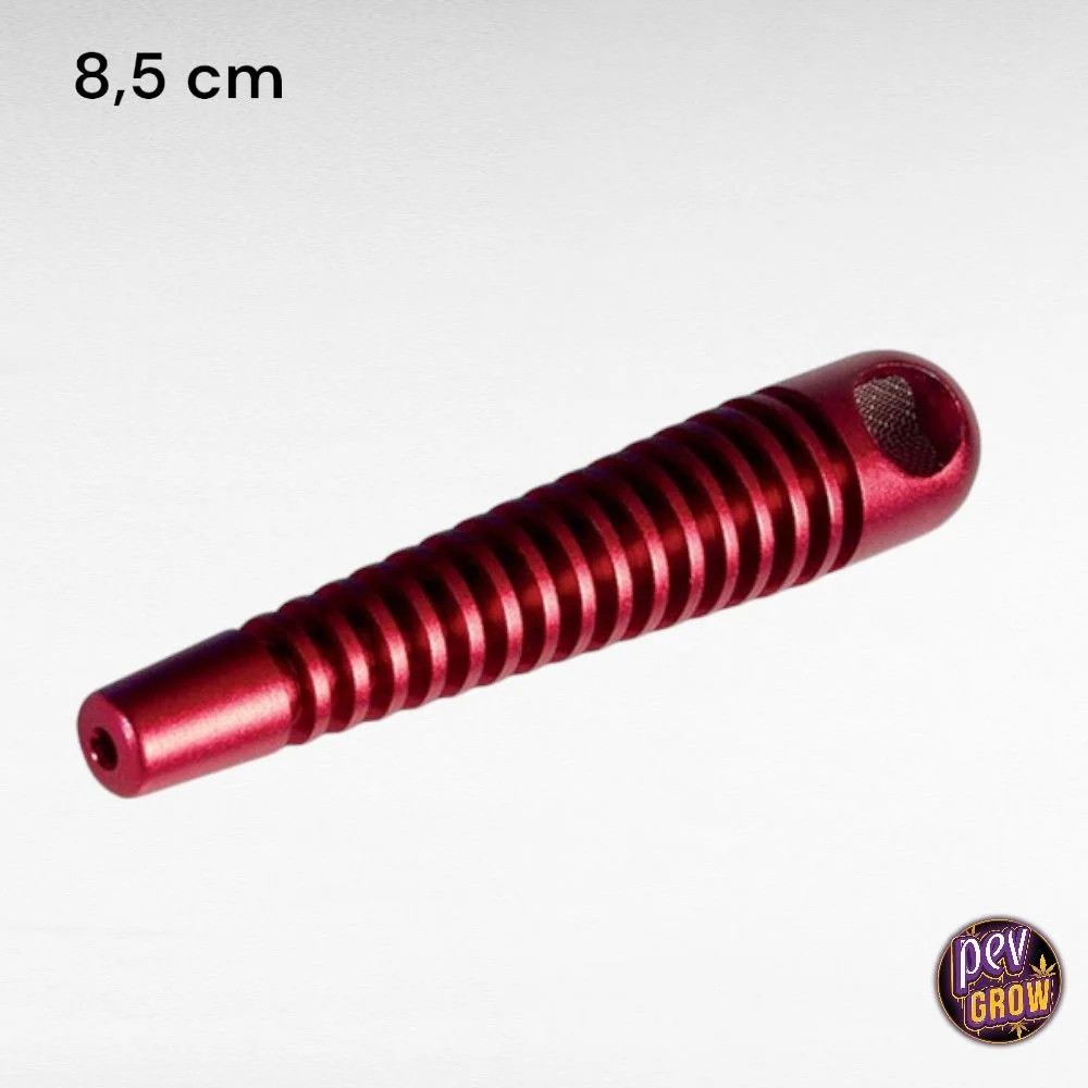 Pipa metálica Skeleton roja en diagonal, con cuerpo acanalado, boquilla estrecha y cazoleta con rejilla sobre fondo blanco.
