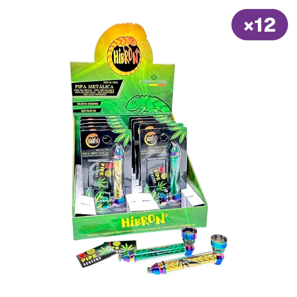 Expositor Hibron con varias pipas metálicas en blíster y modelos verde y amarillo delante, con acabados multicolor y motivos de hojas. Expositor Hibron con varias pipas metálicas en blíster y modelos verde y amarillo delante, con acabados multicolor y motivos de hojas.