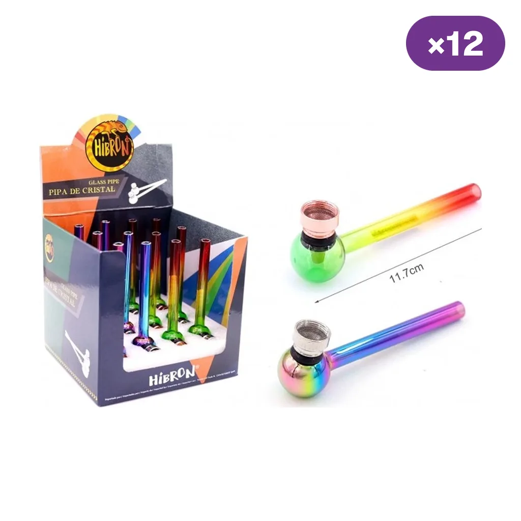 Pipas de cristal Hibron con acabado arcoíris, tubo recto y cazoleta esférica, junto a una caja expositora marcada con 12 unidades. Pipas de cristal Hibron con acabado arcoíris, tubo recto y cazoleta esférica, junto a una caja expositora marcada con 12 unidades.