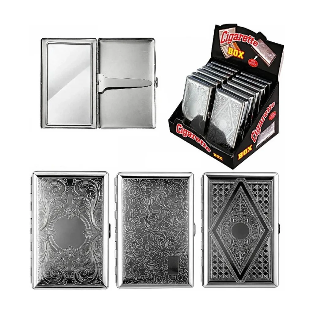 Selección de pitilleras plateadas con distintos grabados, una abierta con espejo y sujeción interior, junto a un expositor con varias unidades.