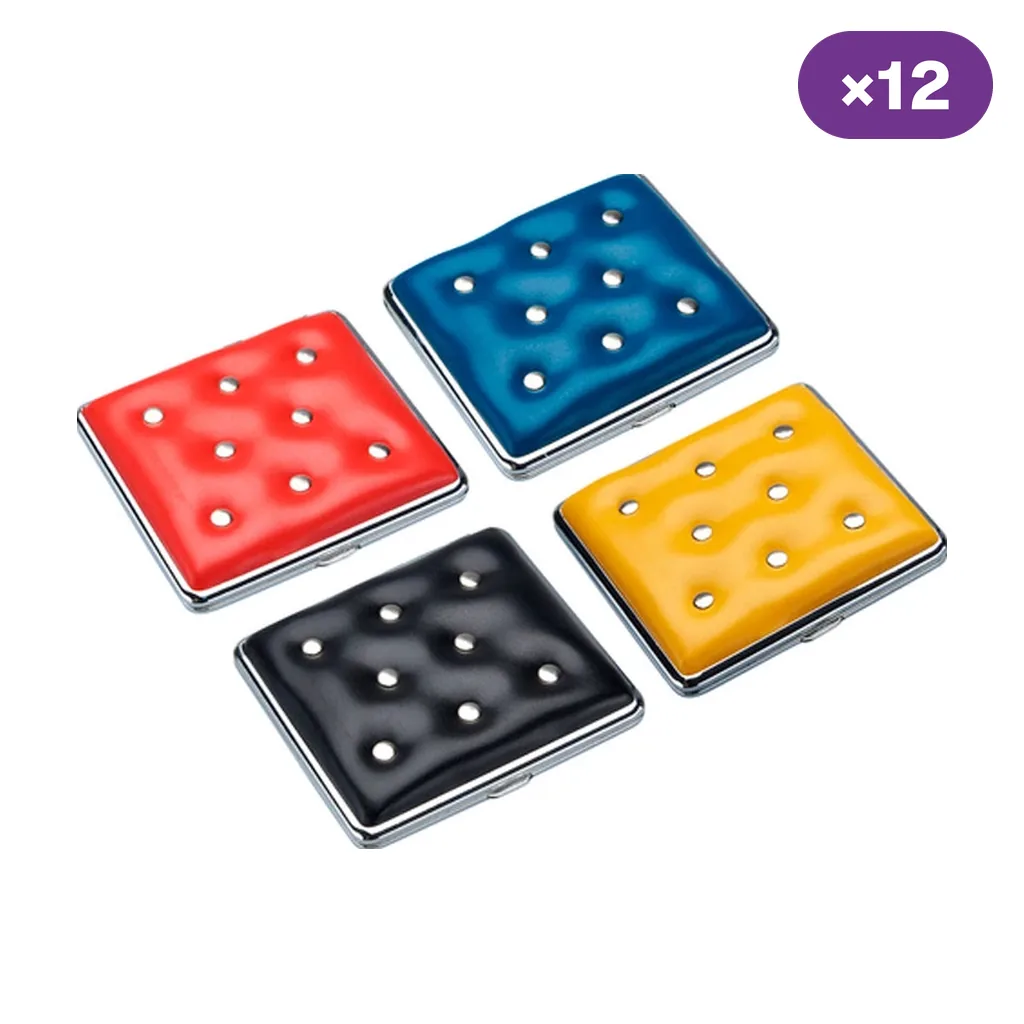 Pitilleras Stud Effect cerradas en rojo, azul, amarillo y negro, con bordes metálicos y pequeños remaches sobre una superficie acolchada.