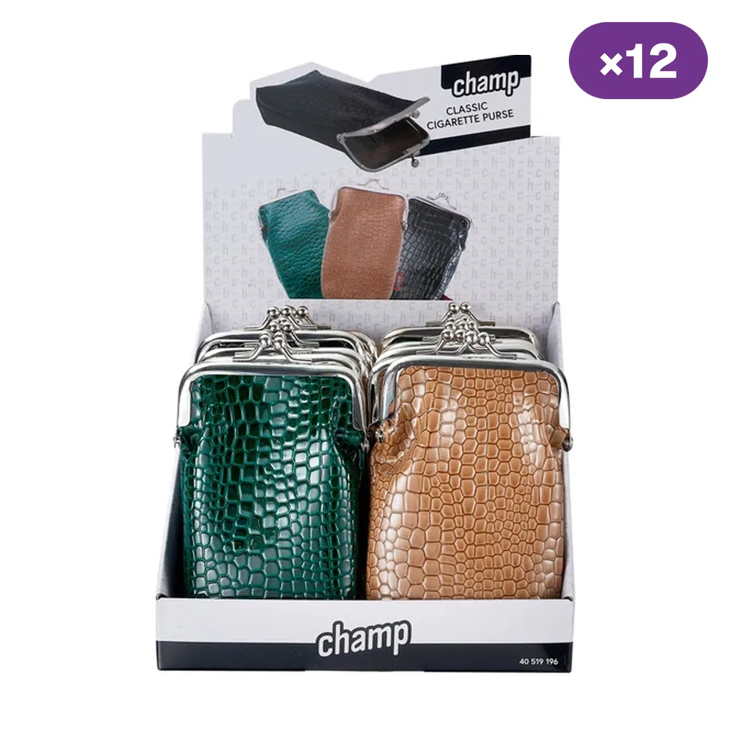 Expositor Champ de pitilleras-monedero con textura de escamas y cierre metálico, con modelos verdes y marrones al frente y rótulo de 12 unidades.