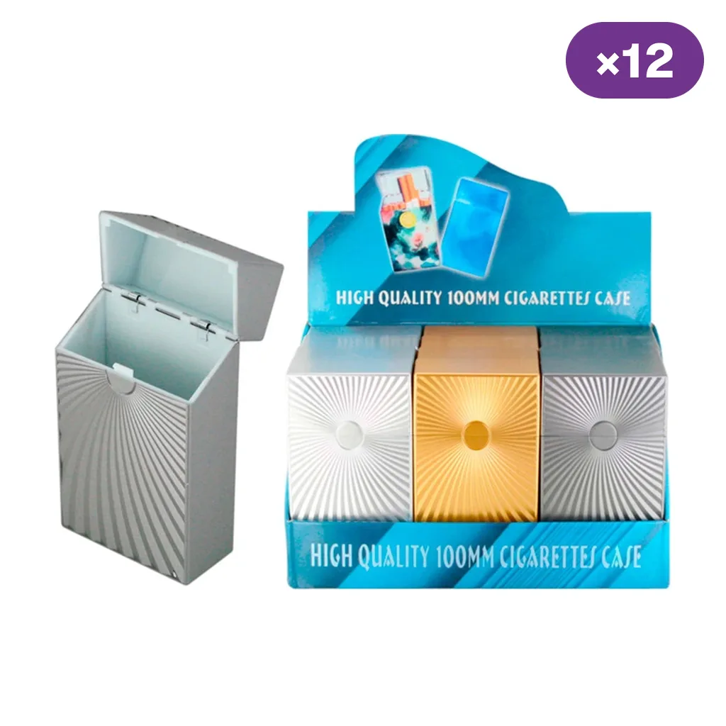 Selección de pitilleras rígidas plateadas y doradas con relieve radial en expositor azul, junto a una pitillera abierta y el rótulo «×12».