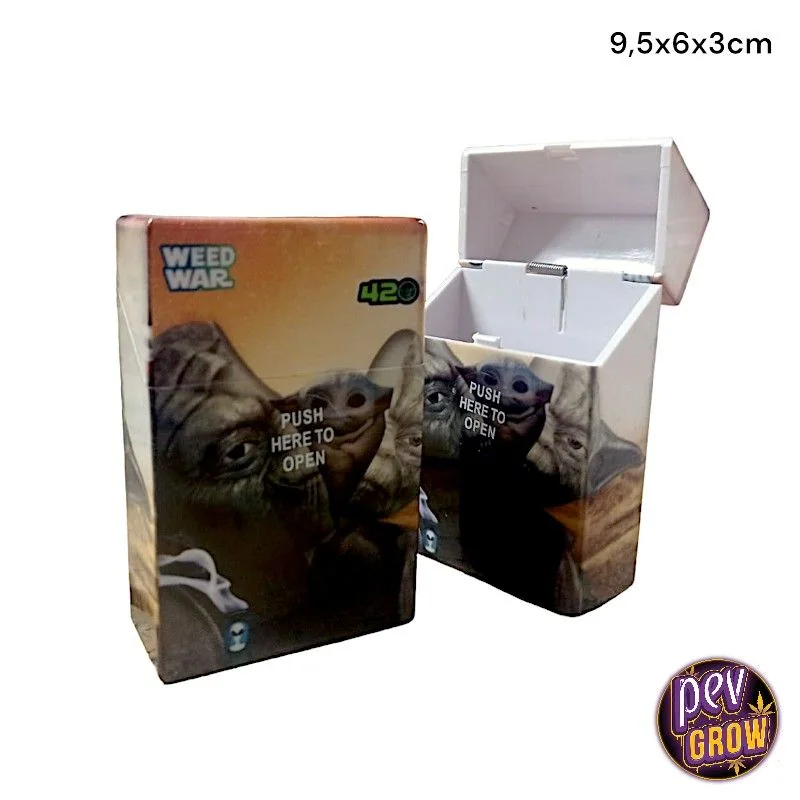Pitillera Weed War de 9,5 x 6 x 3 cm, mostrada abierta y cerrada, con personajes de parodia de Star Wars y texto de apertura.