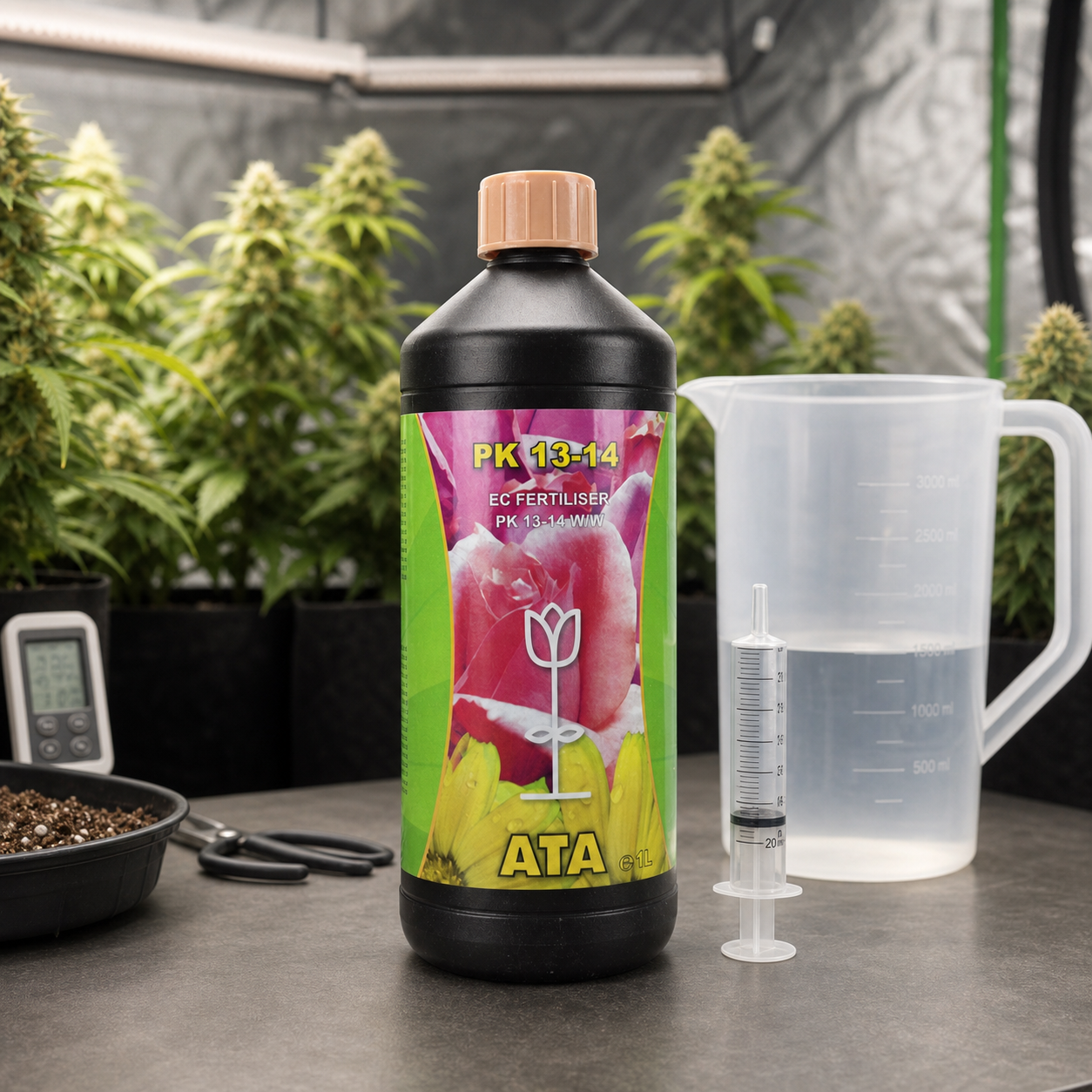 Botella de ATAMI ATA PK 13-14 con tapón beige, junto a una jeringa y una jarra graduada con líquido, ante plantas de cannabis.