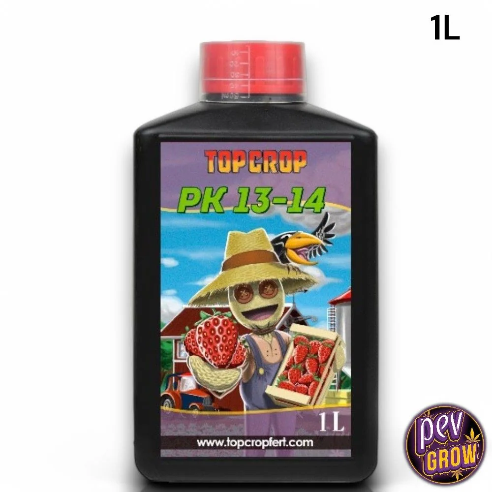 Botella negra de PK 13-14 Top Crop de 1 L, con tapón rojo y etiqueta ilustrada con un personaje con sombrero y fresas.