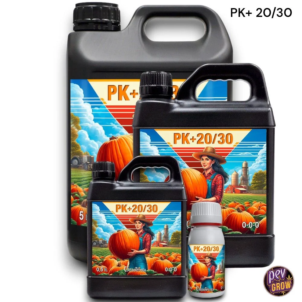 Selección de formatos de PK+ 20/30 Cannatecnia en tres garrafas negras y un frasco blanco, con etiquetas ilustradas con calabazas.