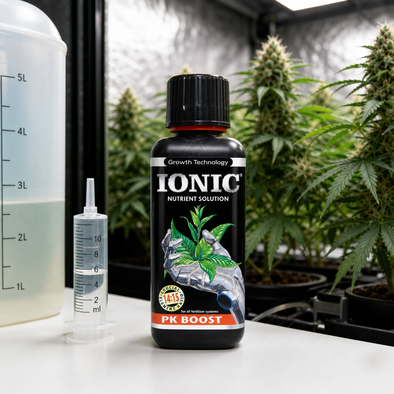 Botella de Ionic PK Boost junto a una jeringa graduada y un recipiente con líquido, con plantas de cannabis al fondo.