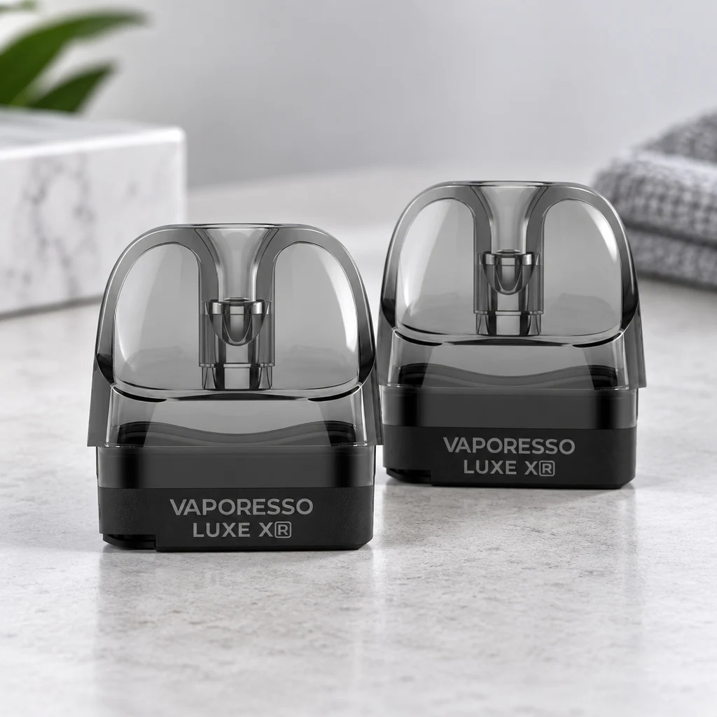 Cartuchos Vaporesso Luxe XR con cuerpo translúcido oscuro, boquilla redondeada y base negra rotulada, sobre una superficie clara. Cartuchos Vaporesso Luxe XR con cuerpo translúcido oscuro, boquilla redondeada y base negra rotulada, sobre una superficie clara.