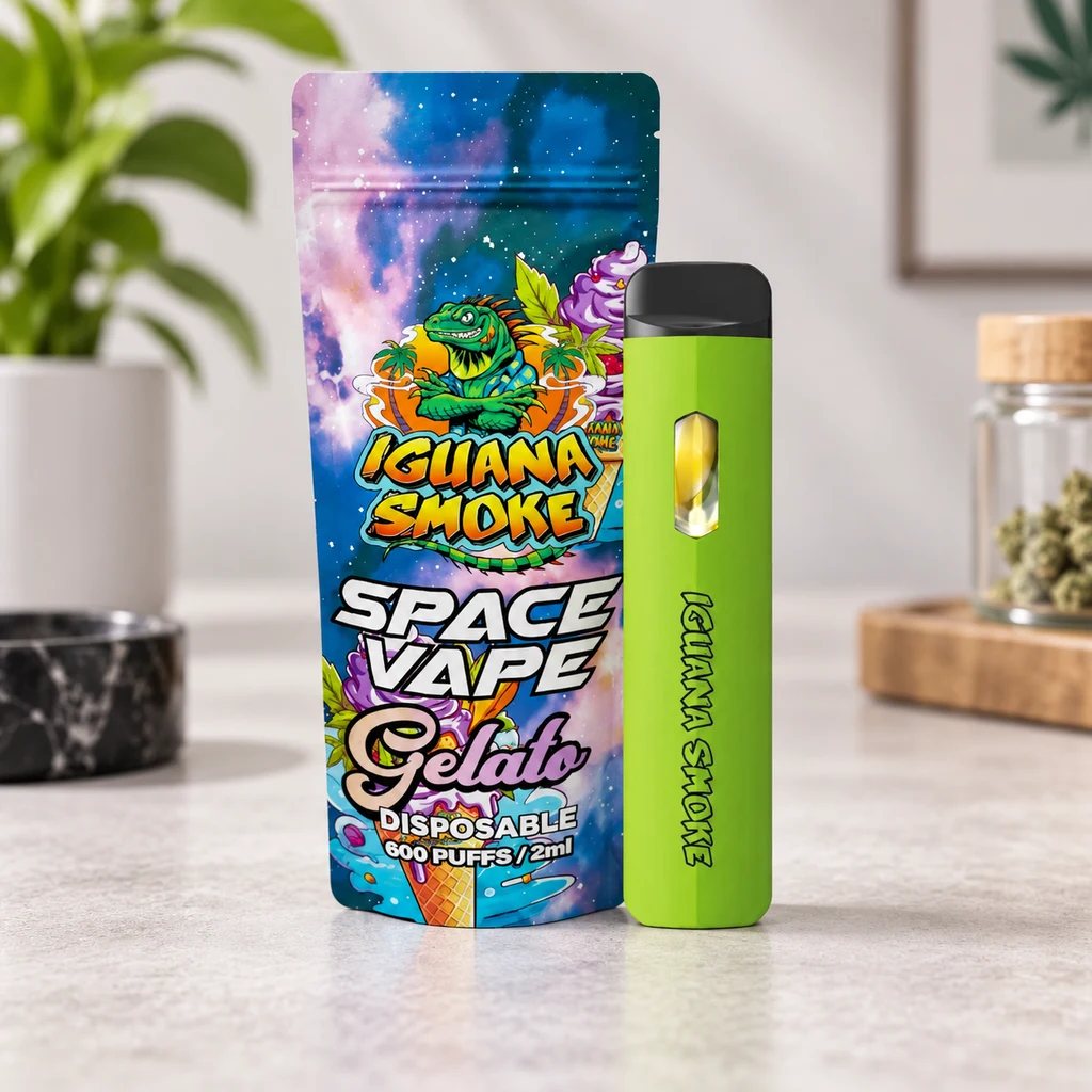 Escena generada del Space Vape Gelato: dispositivo verde con boquilla negra junto a una bolsa de Iguana Smoke con diseño de galaxia.