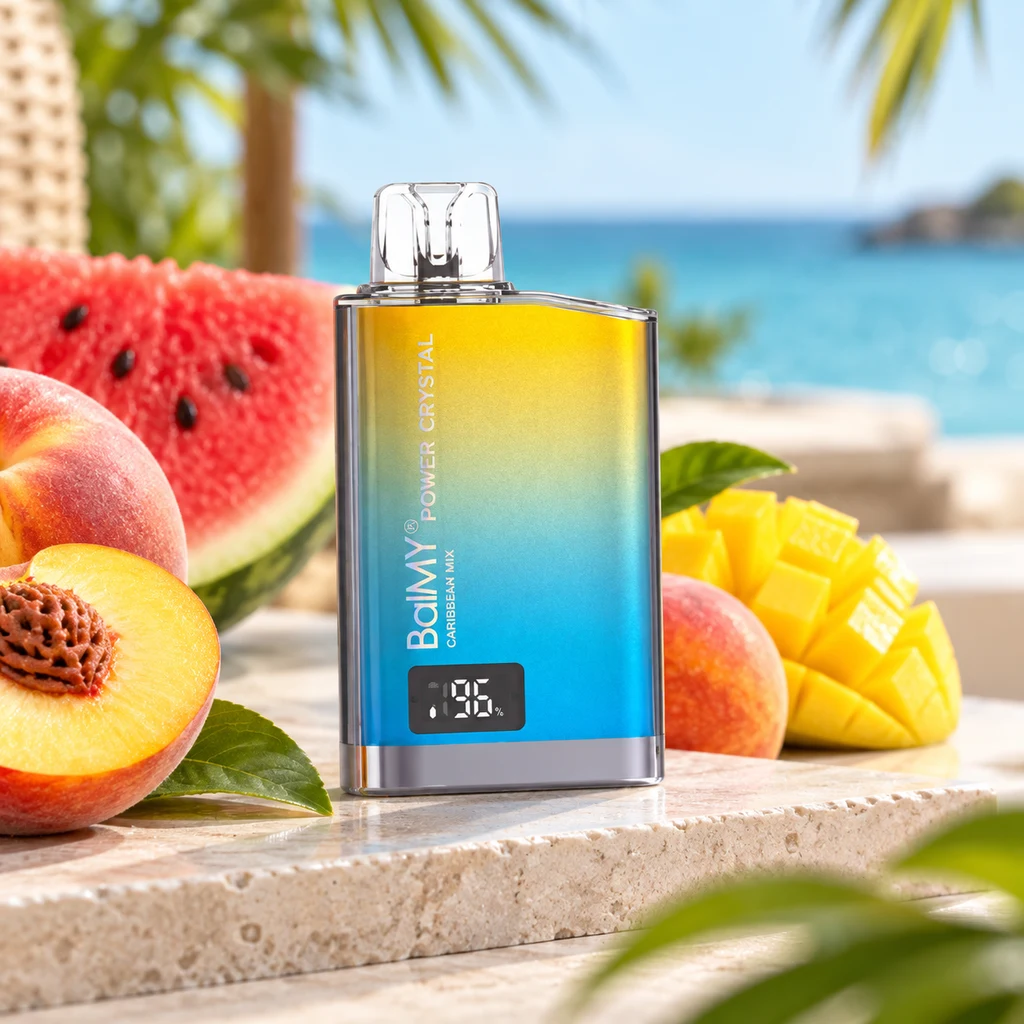Balmy Power Crystal Caribbean Mix con degradado amarillo y azul, boquilla transparente y pantalla, entre frutas ante un paisaje costero.