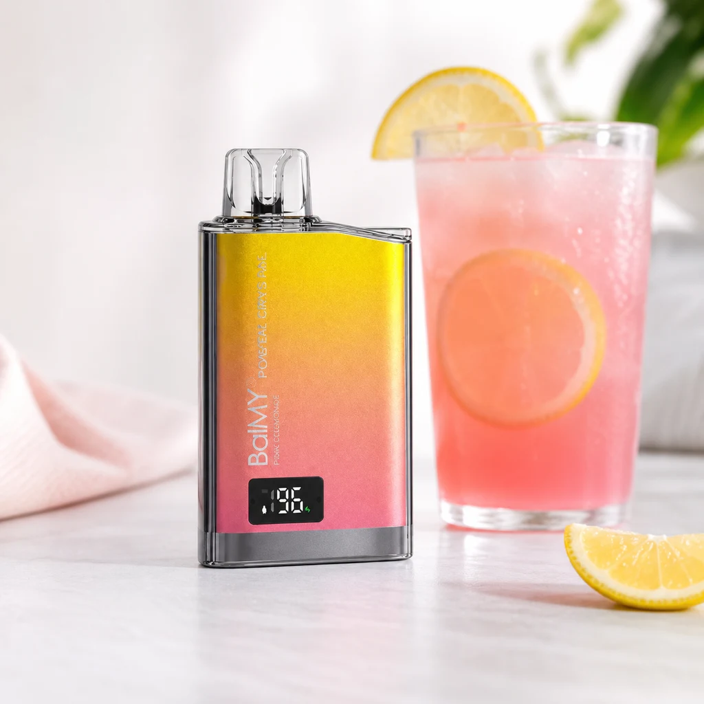 Escena generada de un vaper Balmy Pink Lemonade amarillo y rosa con pantalla, junto a un vaso de bebida rosa y rodajas de limón.