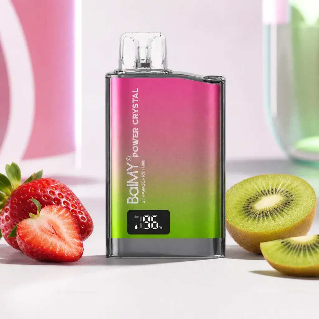 Vapeador Balmy Power Crystal Strawberry Kiwi con degradado rosa y verde, boquilla transparente y pantalla, entre fresas y kiwi cortado.