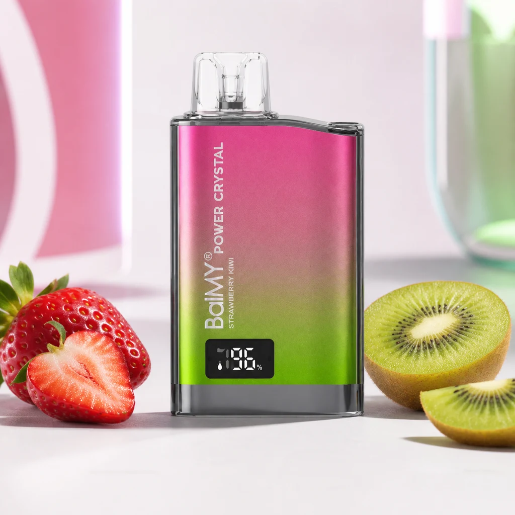 Vapeador Balmy Power Crystal Strawberry Kiwi con degradado rosa y verde, boquilla transparente y pantalla, entre fresas y kiwi cortado.