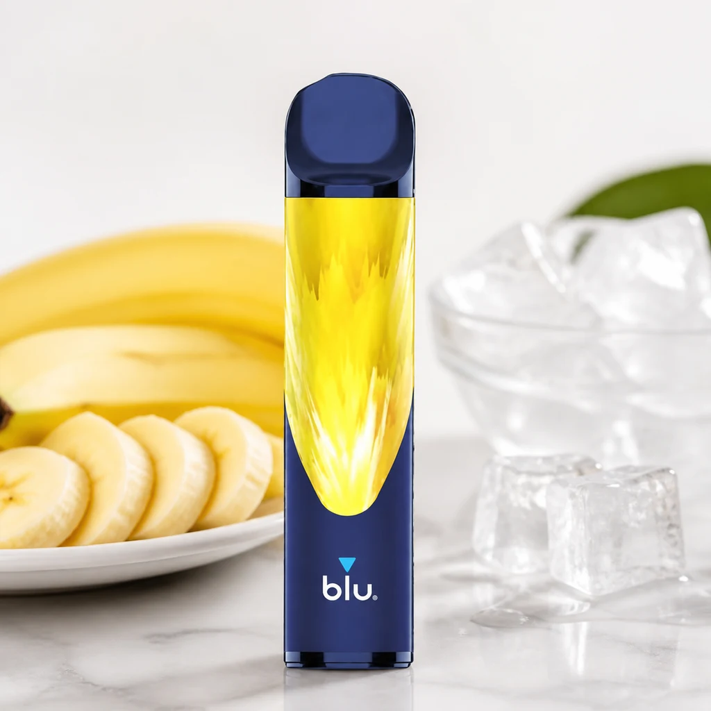 Pod Blu Bar Banana Ice 1000 azul y amarillo, colocado en vertical junto a un plato con plátano en rodajas y cubitos de hielo.