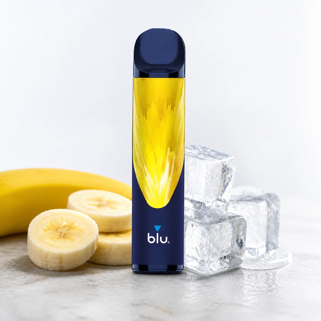 Vaper Blu Bar Banana Ice de cuerpo azul oscuro y panel amarillo, colocado en vertical junto a un plátano, rodajas y cubitos de hielo.
