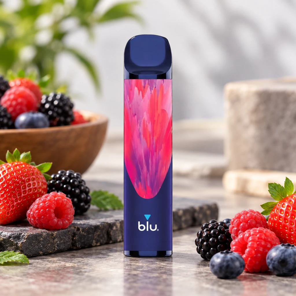 Pod Blu Bar Forest Fruits 1000 de pie, con boquilla azul y diseño rosa, rodeado de fresas y frutos del bosque.