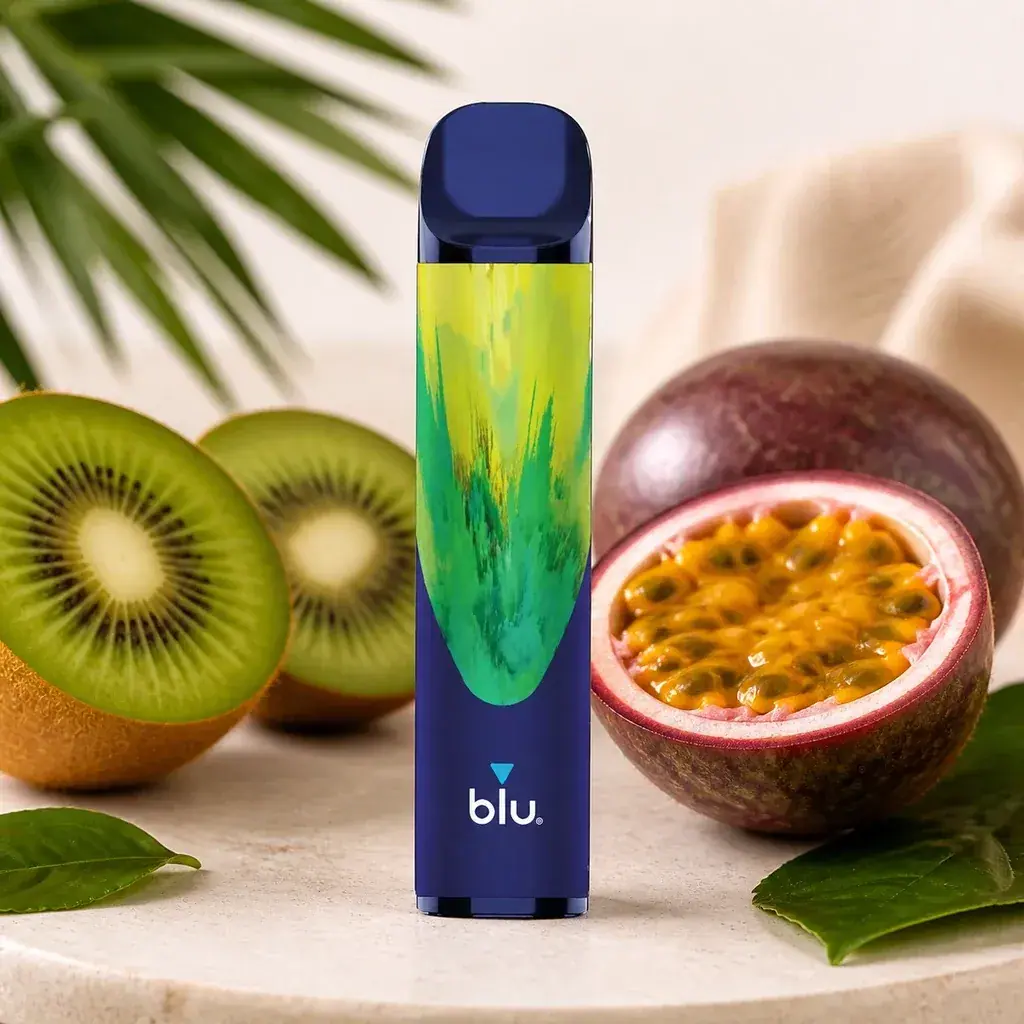 Pod Blu Bar Kiwi Passion azul con diseño verde y amarillo, en posición vertical junto a kiwis y maracuyás abiertos.