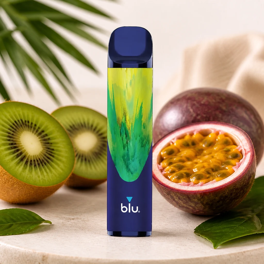 Pod Blu Bar Kiwi Passion azul con diseño verde y amarillo, en posición vertical junto a kiwis y maracuyás abiertos.