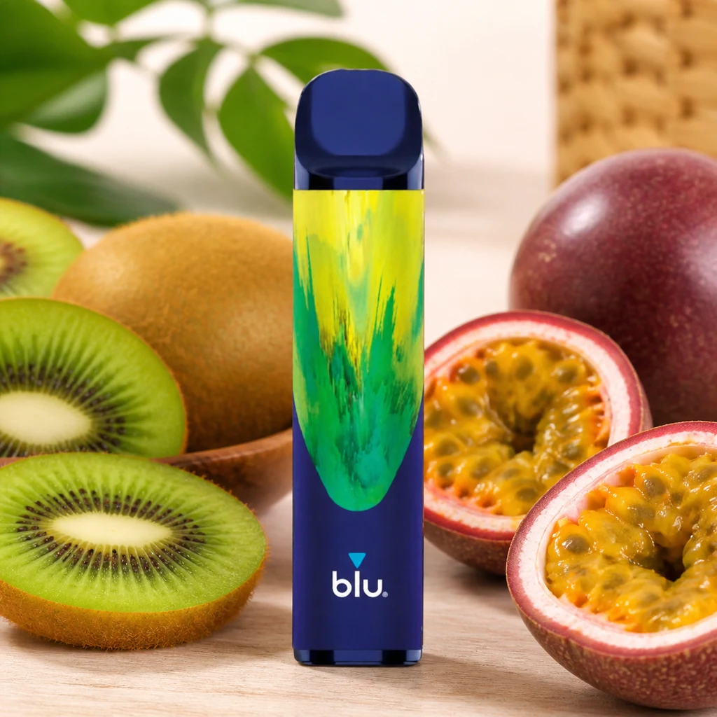 Vaper Blu Bar Kiwi Passion con cuerpo azul y diseño verde y amarillo, situado entre kiwis y frutos de la pasión enteros y cortados.
