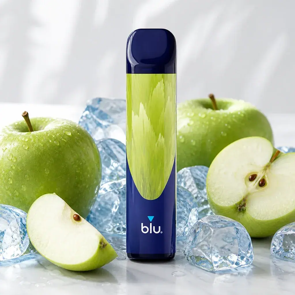 Blu Bar Apple Ice azul y verde en posición vertical, rodeado de manzanas verdes enteras y cortadas y cubitos de hielo en una escena generada.