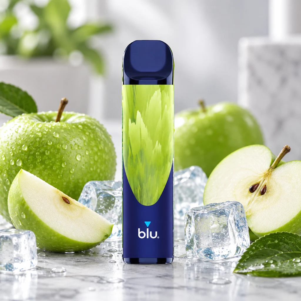 Pod Blu Bar Apple Ice 600 azul y verde, en posición vertical entre manzanas verdes enteras, cortadas y cubitos de hielo.