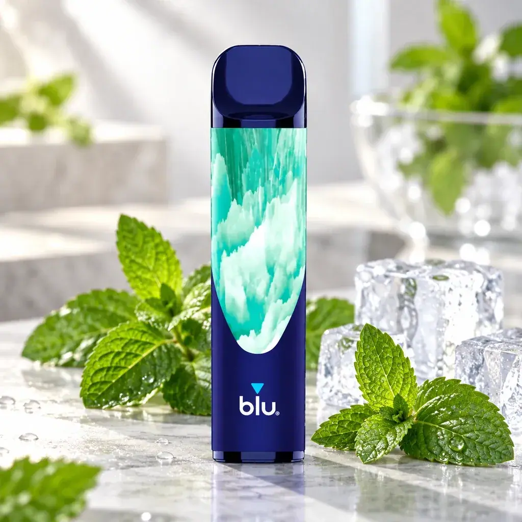 Escena generada de un Blu Bar Menta azul con diseño turquesa, colocado de pie entre hojas de menta y cubitos de hielo.