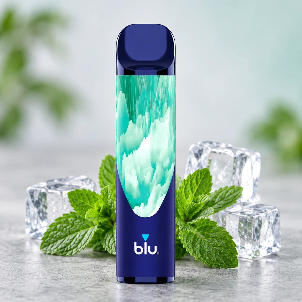 Pod Blu Bar Menta azul con diseño verde y blanco, colocado de pie entre hojas de menta y cubitos de hielo.