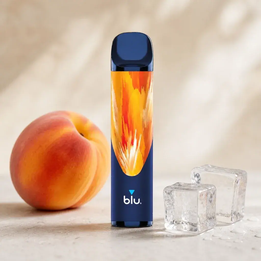 Blu Bar Peach Ice 1000 en posición vertical, con boquilla azul oscura y diseño naranja, junto a un melocotón y cubitos de hielo.