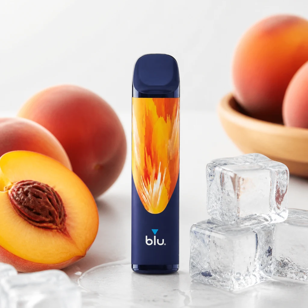 Vaper Blu Bar Peach Ice 600 azul con diseño naranja y amarillo, colocado entre melocotones y cubitos de hielo.