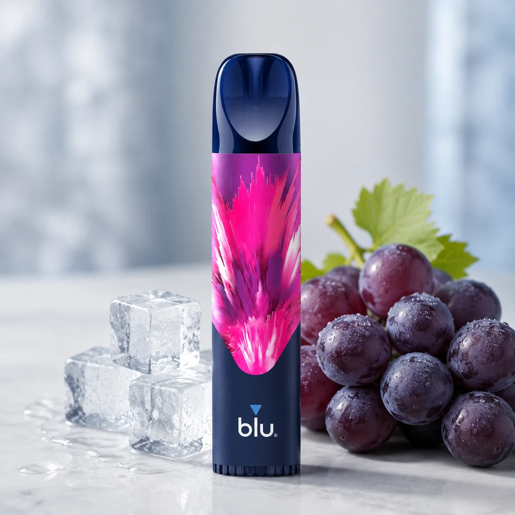Pod Blu Bar Grape Ice azul oscuro con diseño fucsia, colocado en vertical junto a uvas moradas y cubitos de hielo.