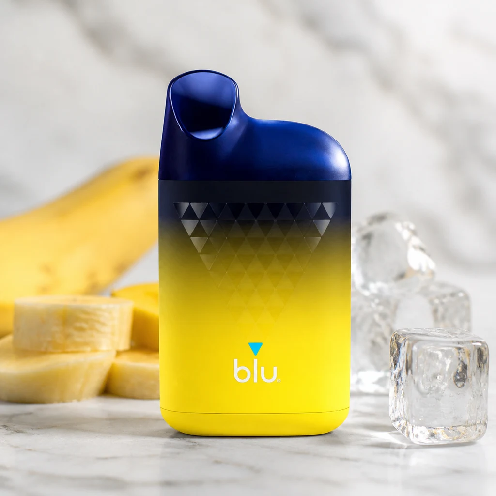 Pod Blu Box Banana Ice 800 amarillo con boquilla azul, junto a rodajas de plátano y cubitos de hielo en una escena generada.