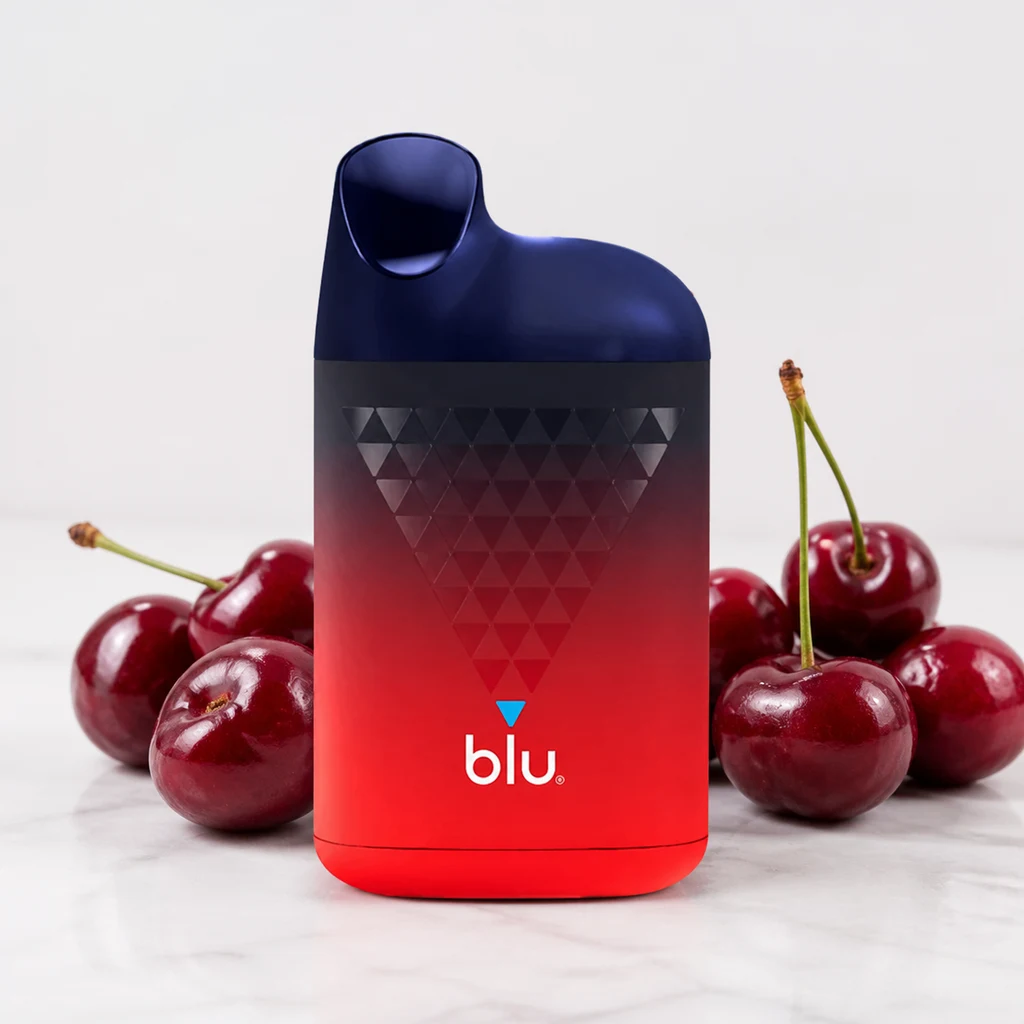 Pod Blu Box Cherry Ice con cuerpo degradado de rojo a azul oscuro, boquilla superior y logotipo blu, rodeado de cerezas.