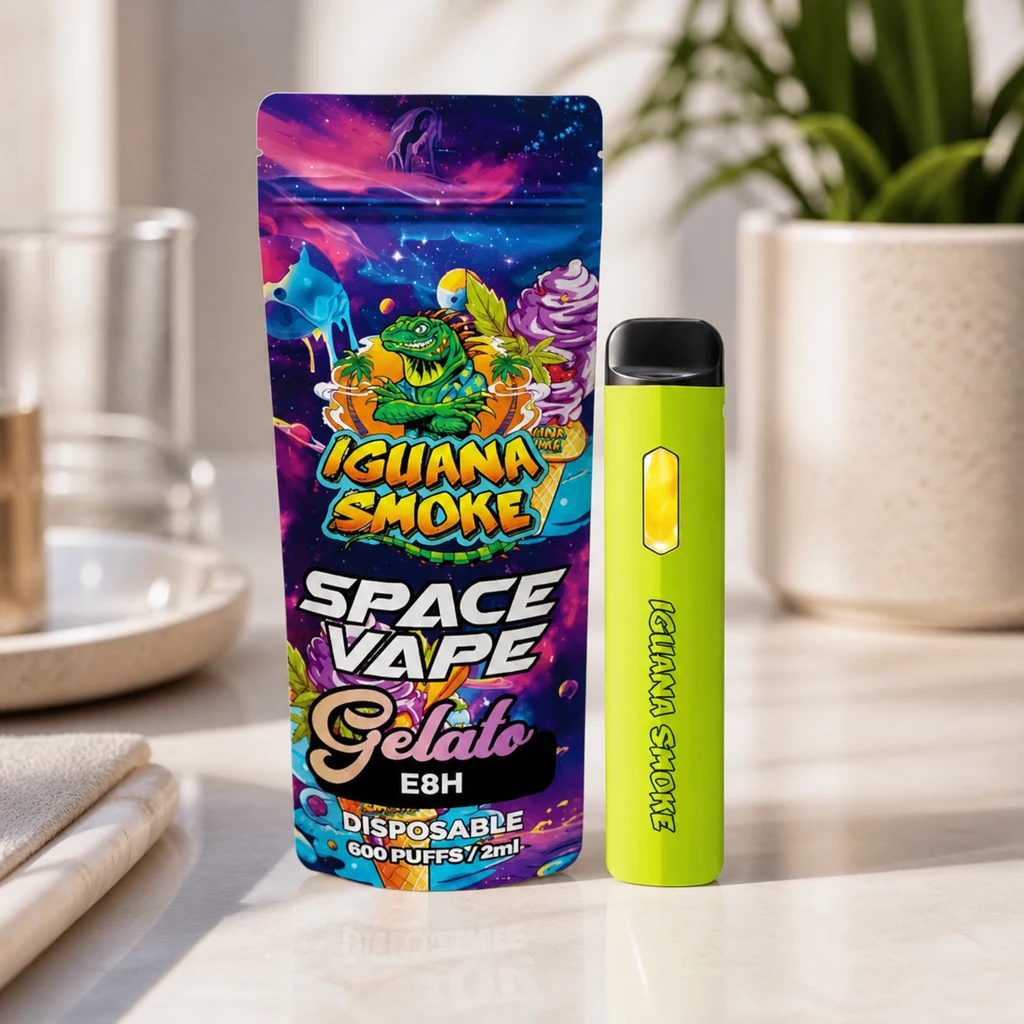 Vapeador Space Vape Gelato E8H verde lima junto a su envase multicolor con una iguana ilustrada, sobre una encimera.