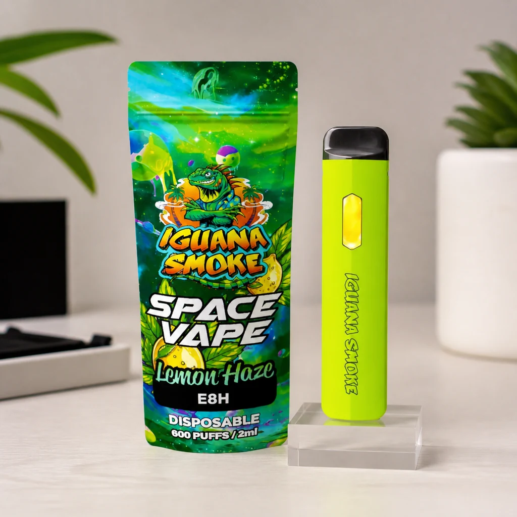 Vaper Space Vape de color verde lima y boquilla negra, sobre una base transparente junto a su envase con texto Lemon Haze E8H.