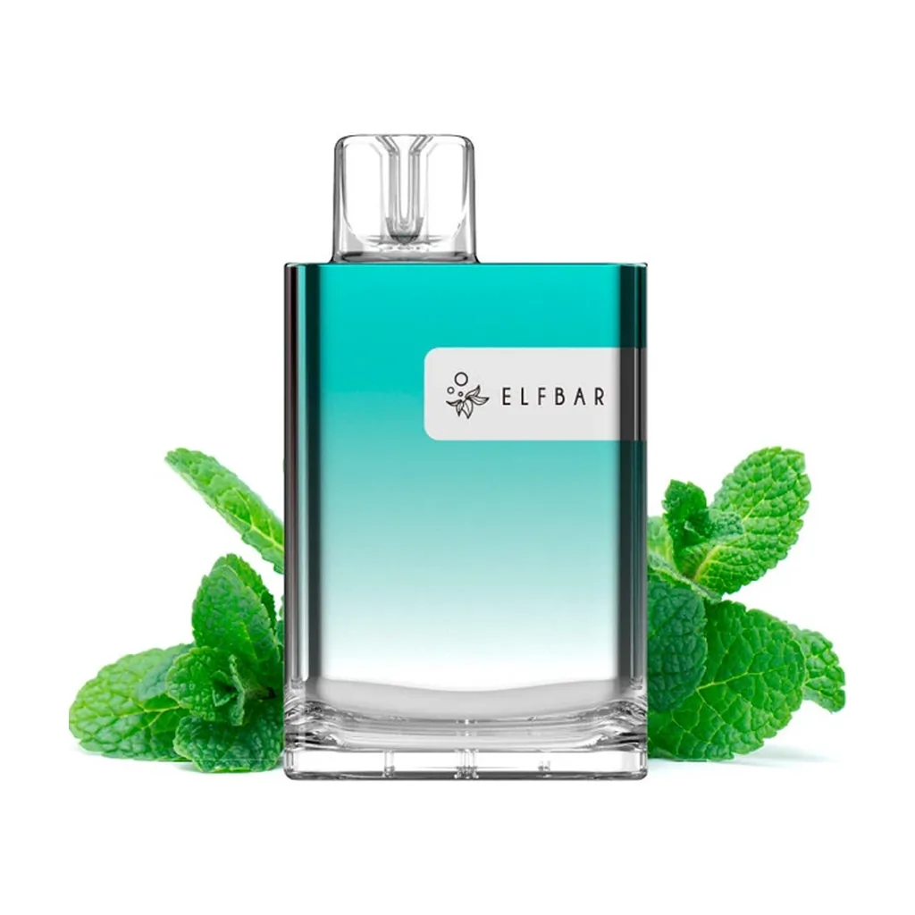 Pod Elfbar rectangular con degradado turquesa a blanco y boquilla transparente, rodeado de hojas de menta sobre fondo blanco.