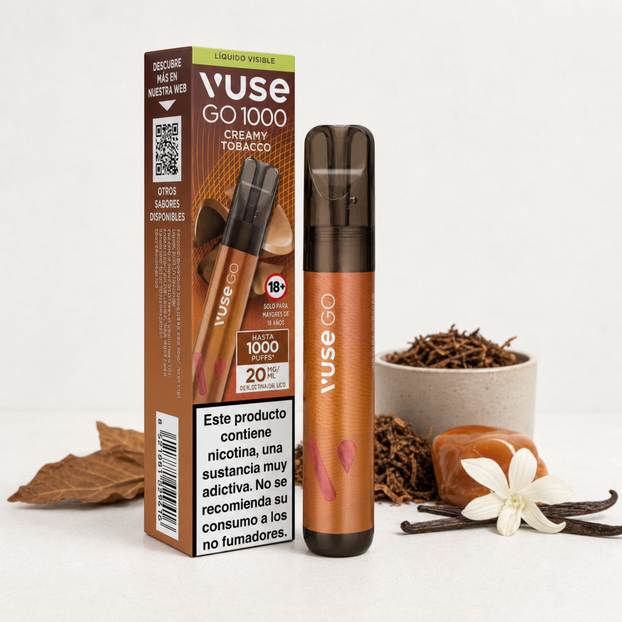 Vuse Go 1000 Creamy Tobacco de cuerpo cobrizo y boquilla oscura junto a su caja, con tabaco, caramelo y una flor de vainilla alrededor.