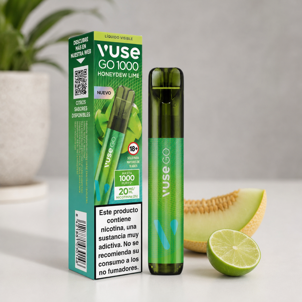 Vapeador verde Vuse Go 1000 Honeydew Lime junto a su caja con advertencia sobre nicotina, una rodaja de melón y media lima.