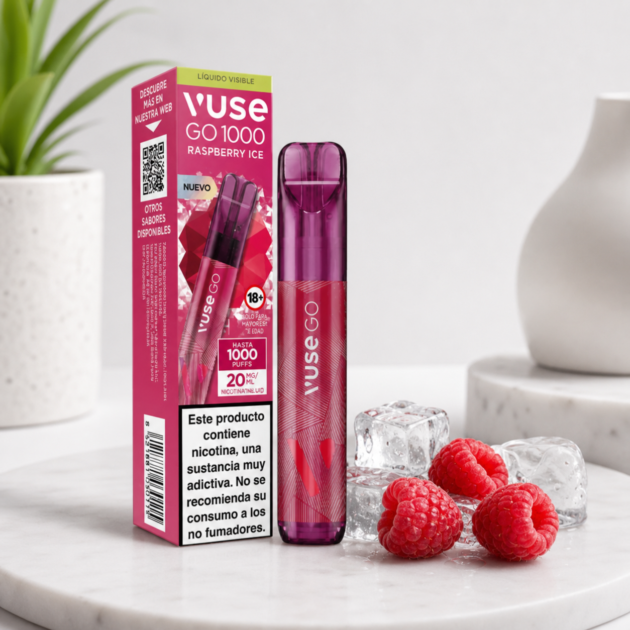 Vuse Go 1000 Raspberry Ice junto a su caja rosa, con frambuesas y cubitos de hielo sobre una superficie blanca.