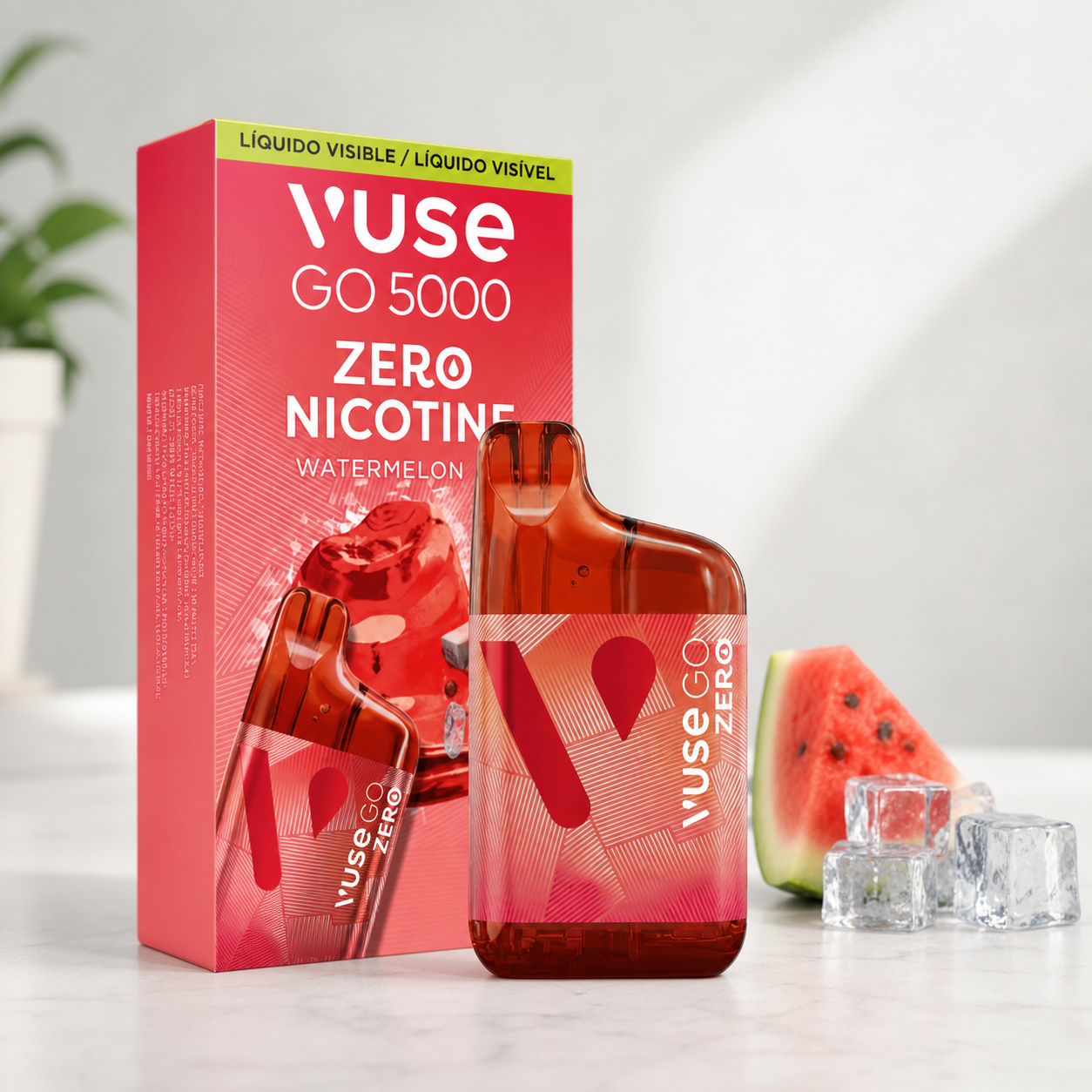 Vapeador Vuse GO rojo translúcido junto a su caja GO 5000 Watermelon, rotulada Zero Nicotine, con un trozo de sandía y cubitos de hielo.