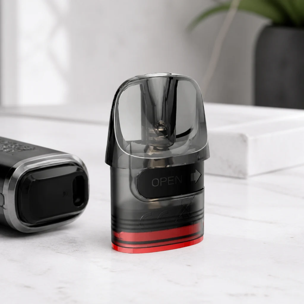 Cartucho Lost Vape E Plus Dual translúcido oscuro, con base roja y pestaña «OPEN», junto a un dispositivo parcialmente visible.