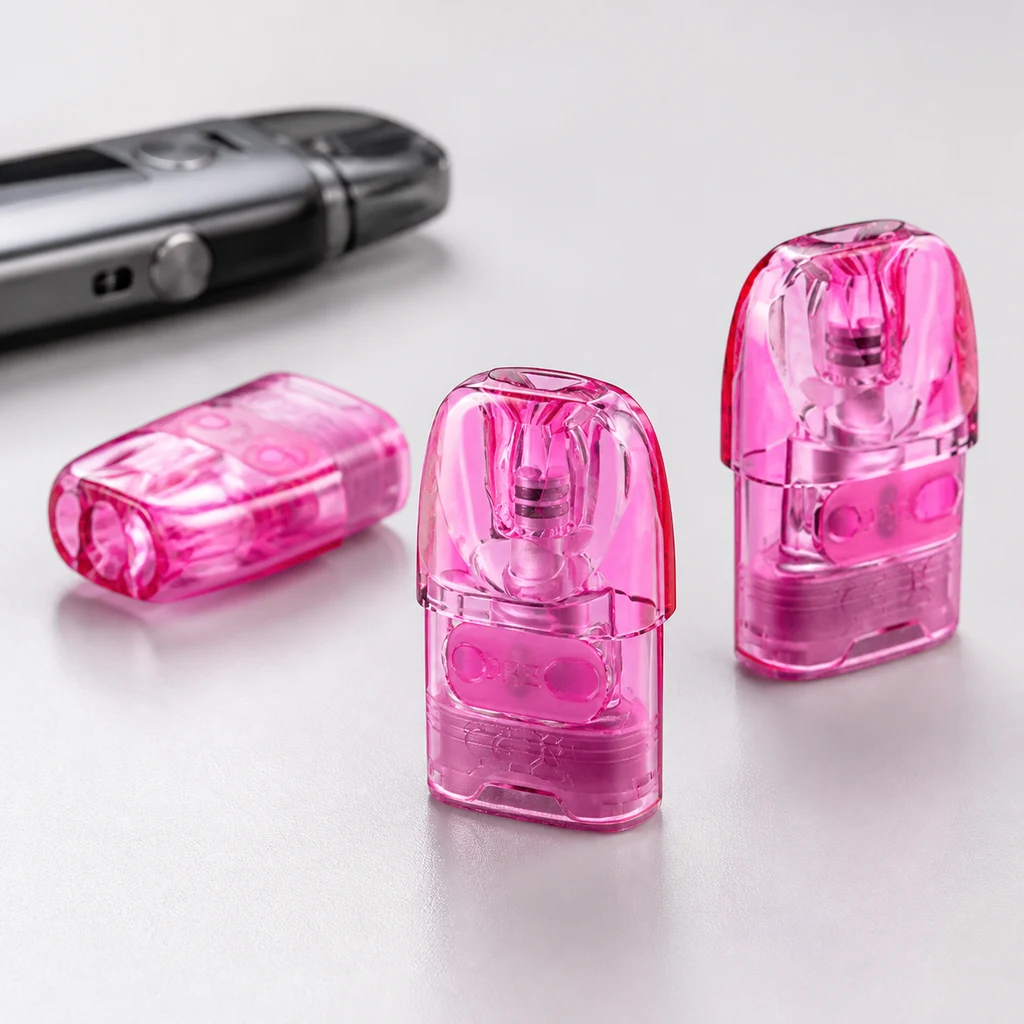 Cartuchos Lost Vape Ursa Pods de color rosa translúcido, unos de pie y otro tumbado, con un dispositivo desenfocado al fondo.
