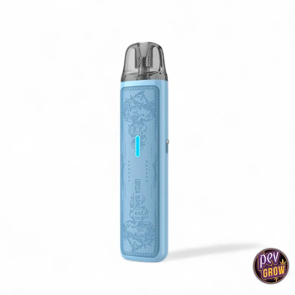 Lost Vape Ursa Nano S II azul claro, con motivos decorativos, indicador frontal luminoso y boquilla transparente ahumada.