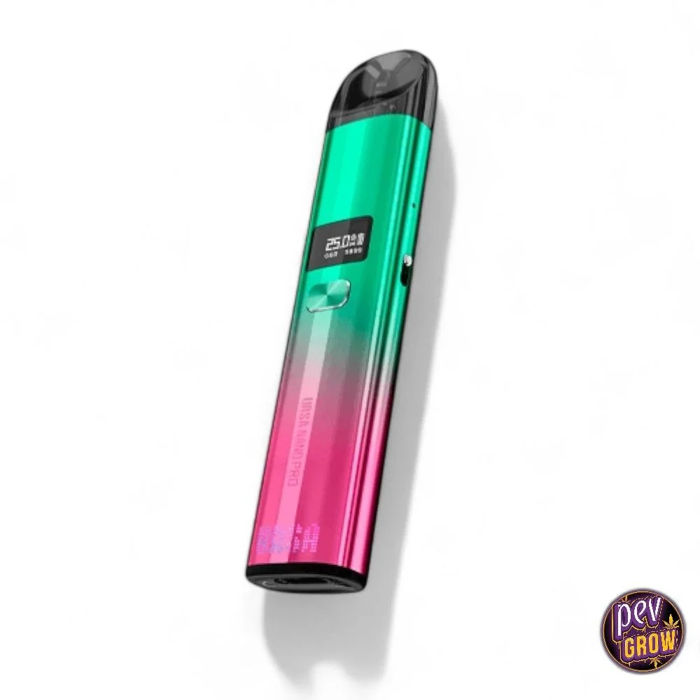 Lost Vape Ursa Nano Pro inclinado sobre fondo blanco, con acabado degradado verde y rosa, pantalla, botón frontal y boquilla oscura.