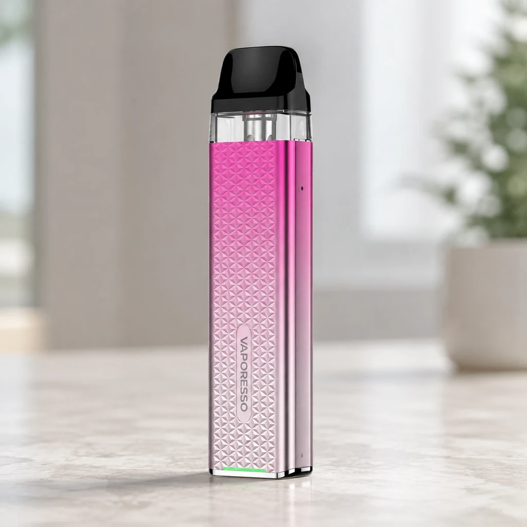 Pod Vaporesso Xros 3 Mini rosa con relieve geométrico y boquilla negra, de pie sobre una mesa con fondo desenfocado. Pod Vaporesso Xros 3 Mini rosa con relieve geométrico y boquilla negra, de pie sobre una mesa con fondo desenfocado.