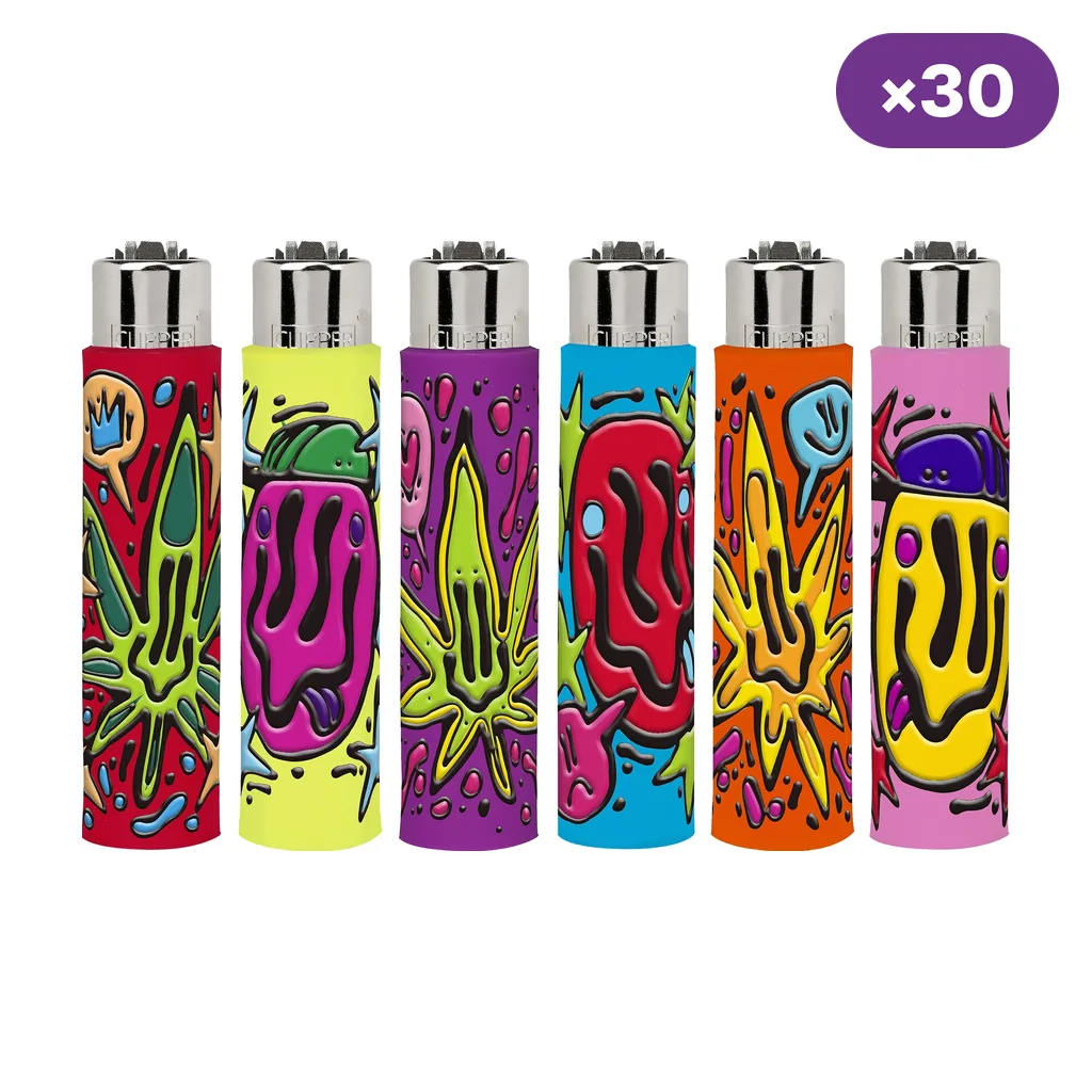 Selección de encendedores Clipper con fundas de distintos colores y dibujos de hojas y caras, junto al distintivo por 30 unidades.