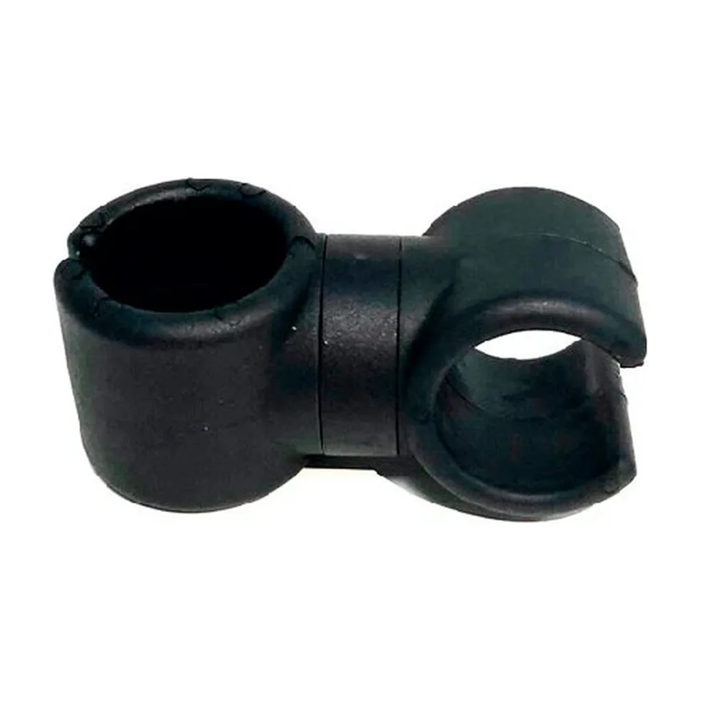 Portador negro para manguera de shisha con dos alojamientos circulares unidos, uno de ellos abierto lateralmente, sobre fondo blanco. Portador negro para manguera de shisha con dos alojamientos circulares unidos, uno de ellos abierto lateralmente, sobre fondo blanco.