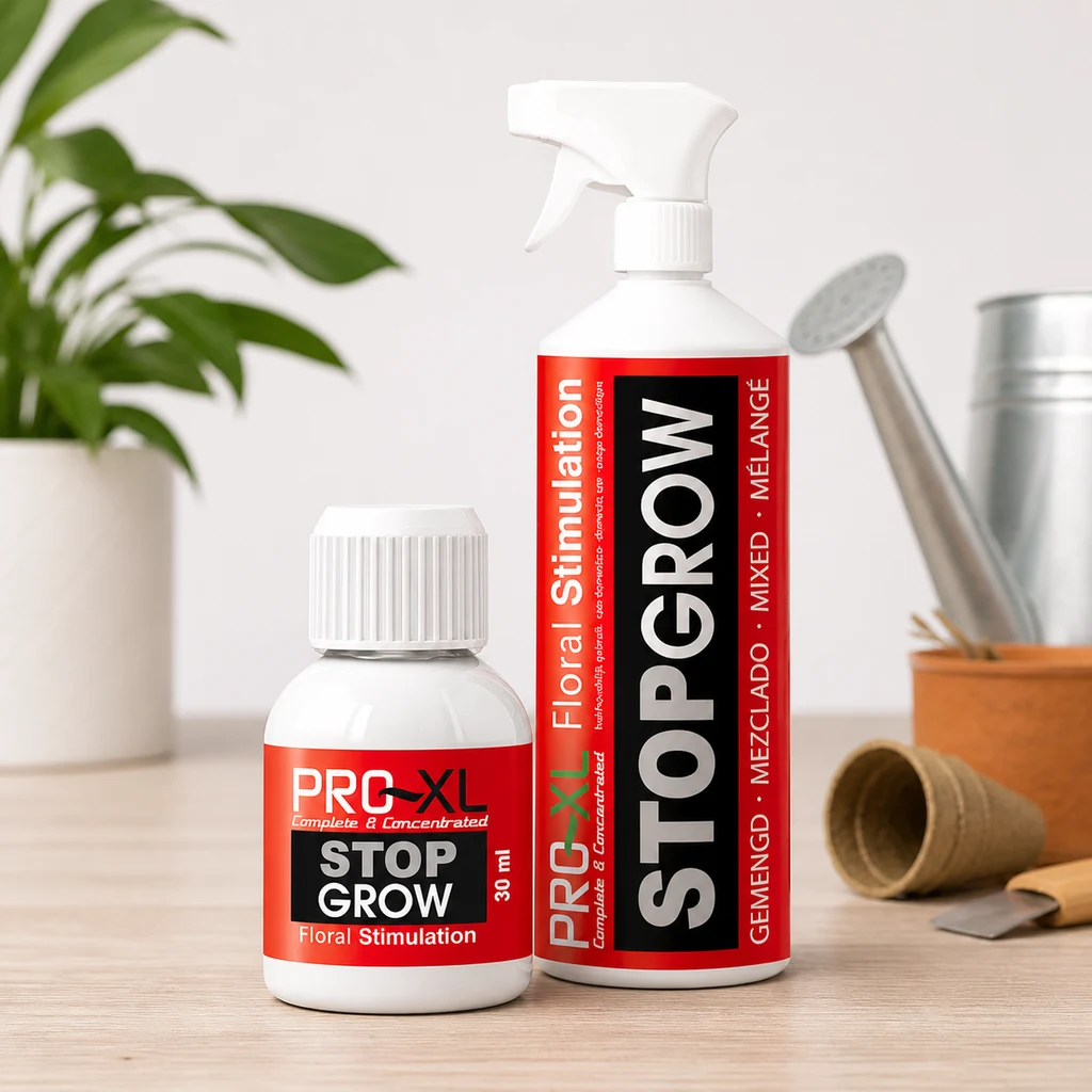 Stop Grow Pro-XL en un frasco pequeño y una botella con pulverizador, con etiquetas rojas, sobre una mesa junto a utensilios de jardinería.
