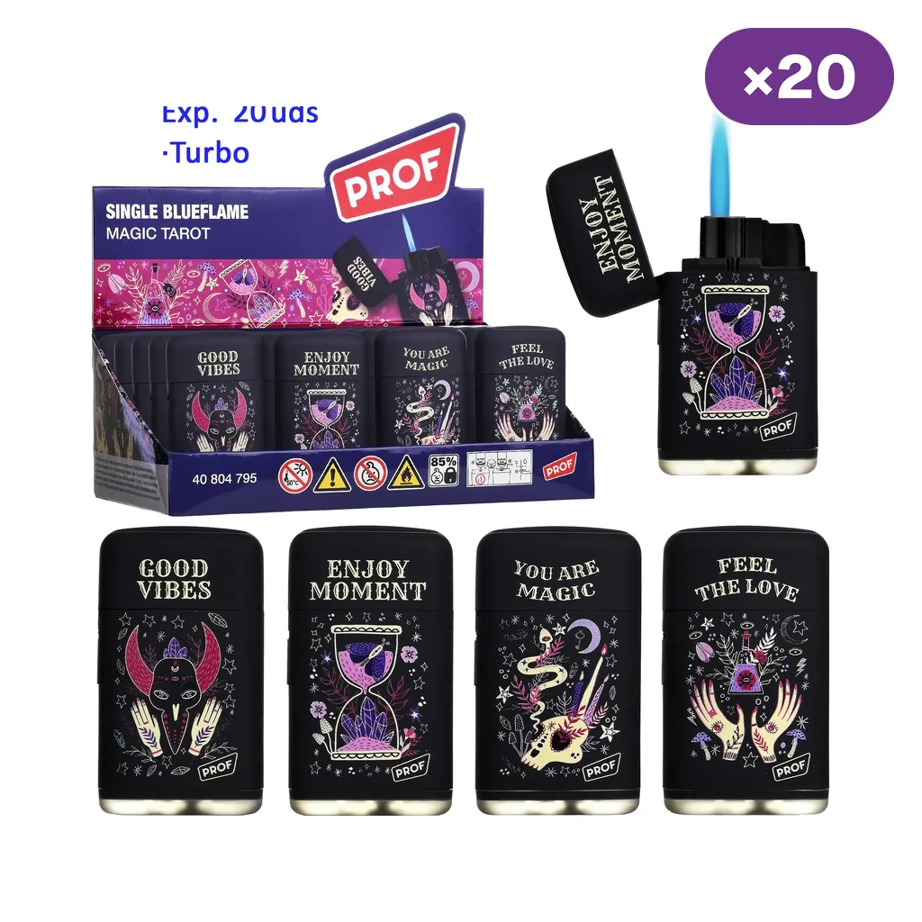 Expositor Prof Magic Tarot y cuatro diseños de encendedores negros con motivos místicos; uno abierto muestra una llama azul.