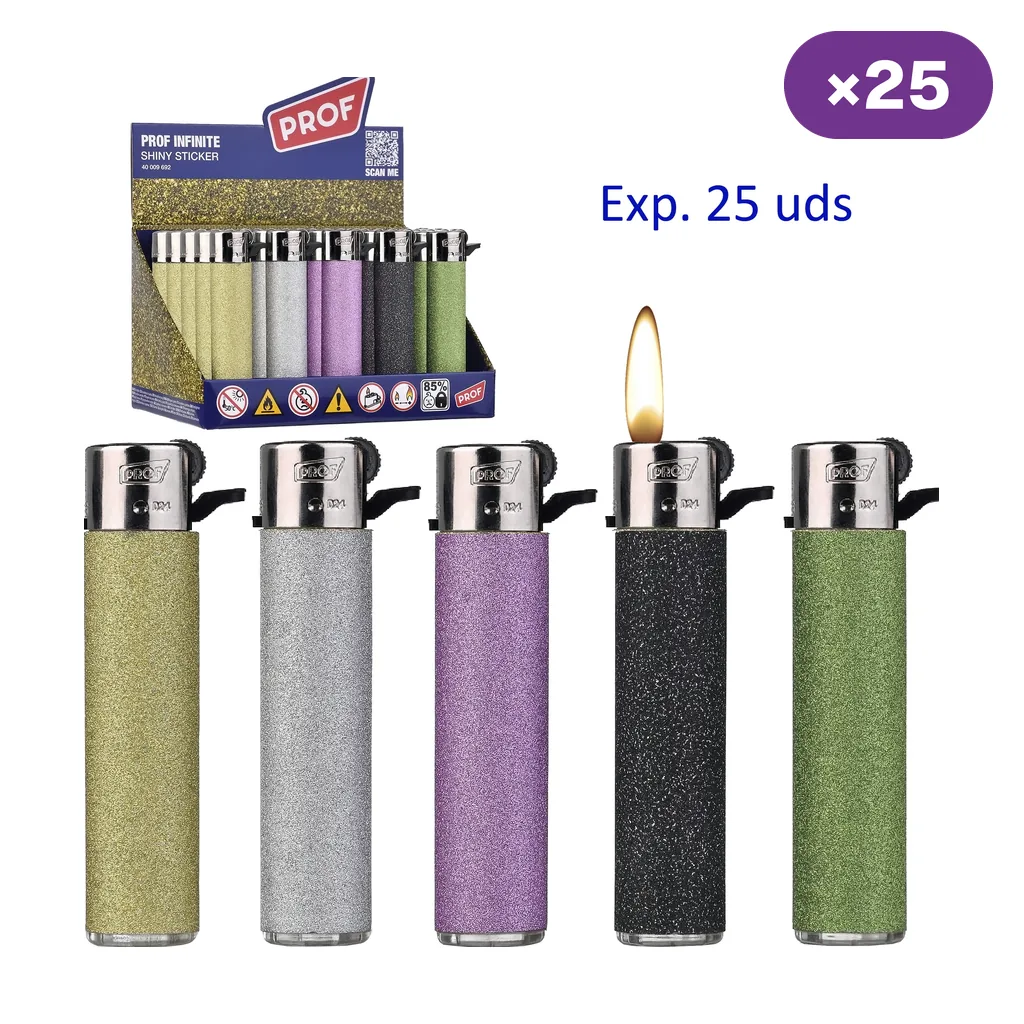 Selección de encendedores Prof con acabado brillante en dorado, plateado, violeta, negro y verde, uno con llama, junto al expositor de 25 unidades.
